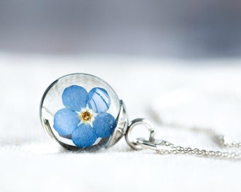 Petit collier myosotis / Globe de fleurs pressées / Cadeaux pour elle / Collier commémoratif / Quelque chose de bleu / Collier en résine / Bijoux de mariée