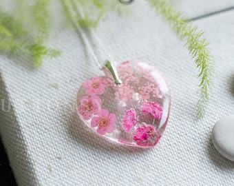 Real Flower Necklace / Pink Flower Heart / Gifts for Her / Pressed Flowers / Wildflower Necklace / Pink Flowers / Resin Necklace