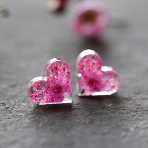 Boucles d'oreilles avec fleurs véritables / Coeurs roses / Boucles d'oreilles roses / Bijoux en résine / Cadeaux pour elle / Bijoux fleurs de cerisier / Bijoux de mariée / Fantastique image 2