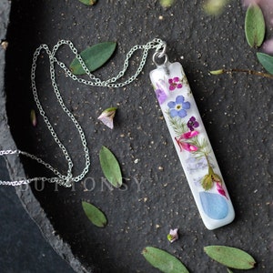Real Flower Necklace / Tiny Flowers Bar / Flower Confetti / Pressed Flower Necklace / Gifts For Her / Resin Jewelry / Whimsical Jewelry