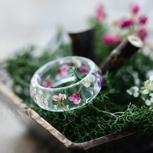Bague en résine, fleurs pressées : alyssum doux et flocons d'argent