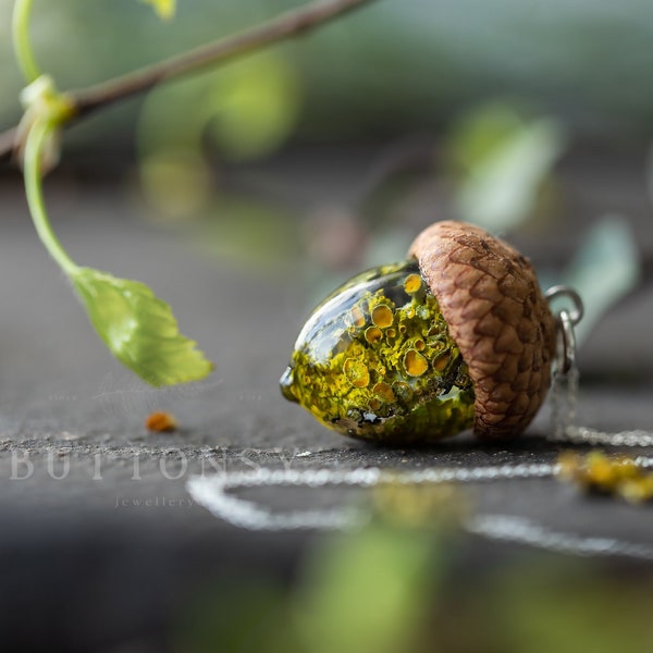 Lichen Acorn Necklace / Lichen Necklace / Botanical Necklace / Fairy Necklace / Woodland Jewelry / Resin Necklace / Acorn Jewelry / Lichen