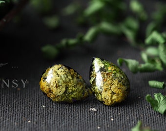 Lichen Teardrop-örhängen: Örhängen med pressad blomma och harts