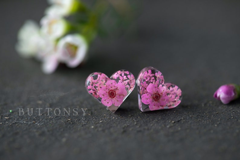 Boucles d'oreilles avec fleurs véritables / Coeurs roses / Boucles d'oreilles roses / Bijoux en résine / Cadeaux pour elle / Bijoux fleurs de cerisier / Bijoux de mariée / Fantastique image 3