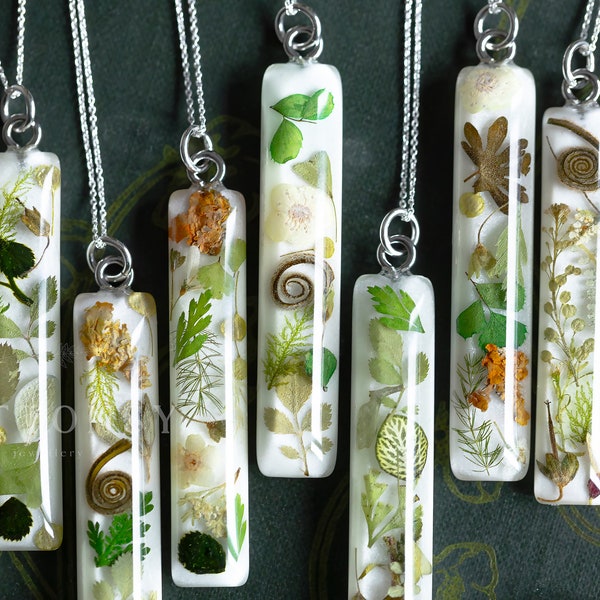 Real Flower Necklace / Tiny Green Flowers Bar / Green Flower Confetti / Pressed Flower Necklace / Gifts For Her / Resin Jewelry / Woodland