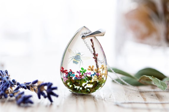 バンブルビーガーデンネックレス：本物の押し花樹脂ペンダント - Etsy 日本