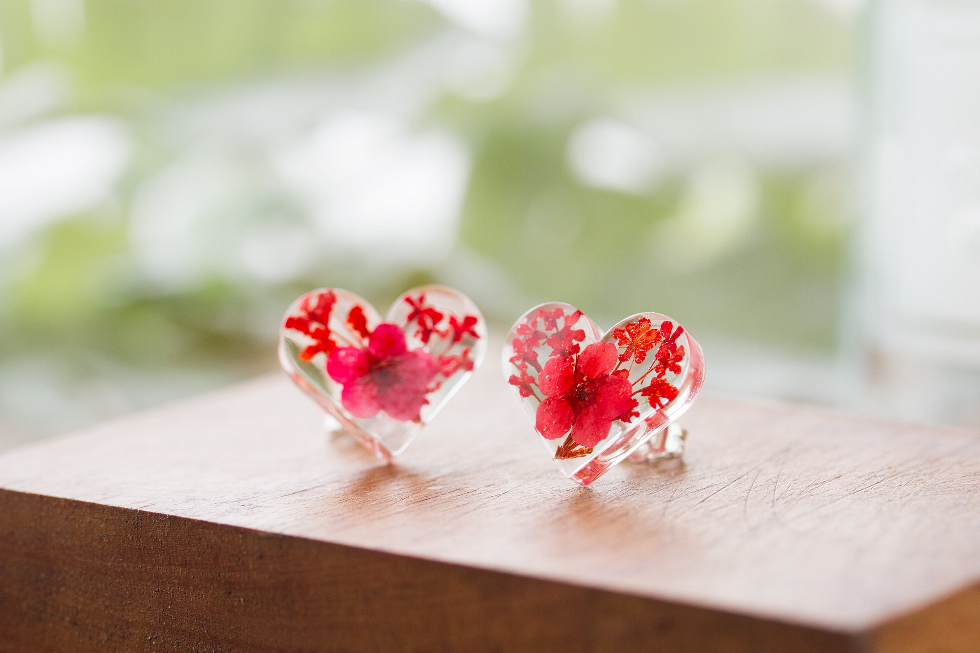 Orecchini pendenti a forma di cuore con fiori pressati fatti a mano