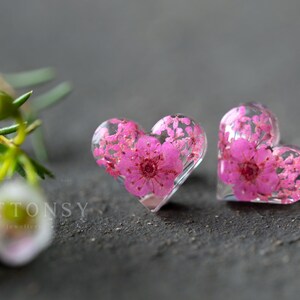 Boucles d'oreilles avec fleurs véritables / Coeurs roses / Boucles d'oreilles roses / Bijoux en résine / Cadeaux pour elle / Bijoux fleurs de cerisier / Bijoux de mariée / Fantastique image 4