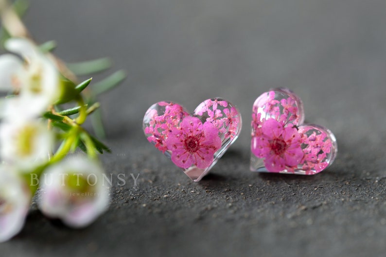 Boucles d'oreilles avec fleurs véritables / Coeurs roses / Boucles d'oreilles roses / Bijoux en résine / Cadeaux pour elle / Bijoux fleurs de cerisier / Bijoux de mariée / Fantastique image 4