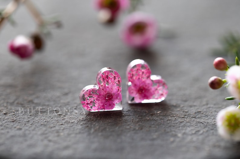 Boucles d'oreilles avec fleurs véritables / Coeurs roses / Boucles d'oreilles roses / Bijoux en résine / Cadeaux pour elle / Bijoux fleurs de cerisier / Bijoux de mariée / Fantastique image 2