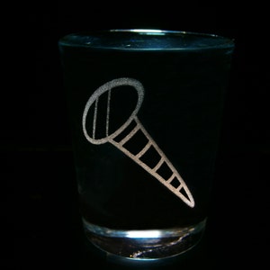 以下が含まれることがあります： 透明なガラス製のショットグラスで、内側に白い輪郭のネジが描かれています。