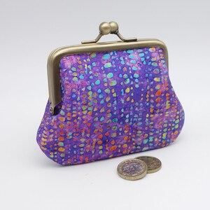 Porte-monnaie violet à fermoir métallique retro, tissu de style batik aux effet d'aquarelle, 2 sections pour cartes et monnaie