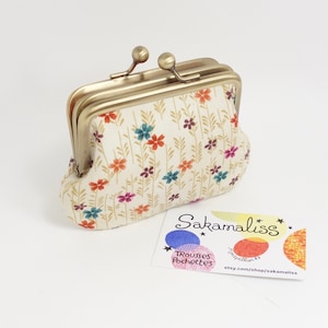 Petit porte-monnaie à fermoir métallique, 2 compartiments pour cartes et espèces, petites fleurs sur fond crème