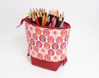 Trousse verticale, pot à crayons, toile de coton rouge, tissu imprimé de plumes stylisées