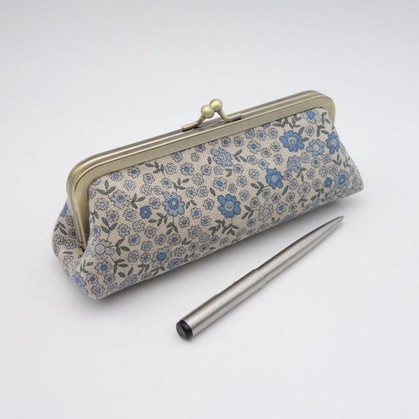 Trousse à crayons en toile de coton beige imprimée de petites fleurs bleues - Pochette matelassée à fermoir