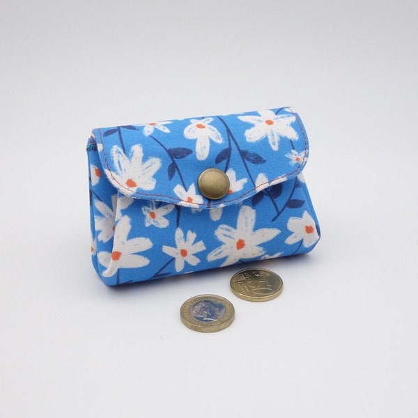 Porte-monnaie à 3 compartiments en bachette de coton bleu , imprimé fleuri naïf, fermeture par bouton pression