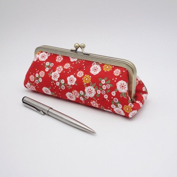 Trousse à crayons avec fermoir en métal - tissu japonais, fleurs de cerisier sur fond rouge - petite pochette pour maquillage