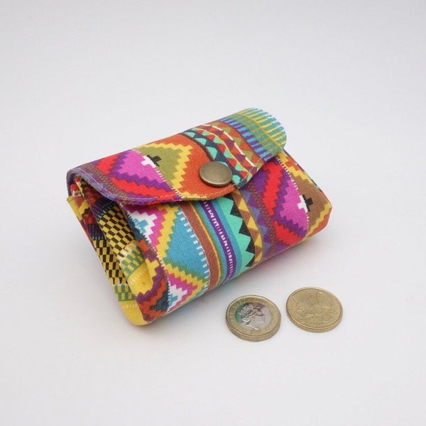 Porte-monnaie en tissu renforcé, motifs géométriques de couleurs vives, 3 compartiments, 2 rabats, boutons pression