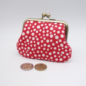 Porte-monnaie à fermoir métallique, pois blanc nacré sur fond rouge, 2 compartiments de couleurs contrastées, pochette pour cartes