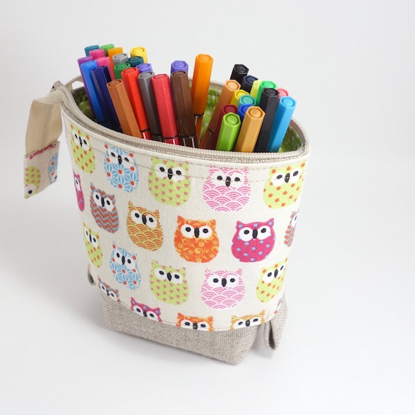 Pot à crayons, trousse verticale, chouettes multicolores sur fond beige