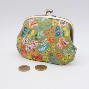 Porte-monnaie à fermoir gigogne, tissu vert avocat et imprimé fleuri, 2 ou 3 compartiments et 1 ou 2 poche pour cartes selon option choisie