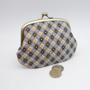 Porte-monnaie à 2 fermoirs métalliques emboités et 1 poche plaquée pour cartes - Coton imprimé, motif abstrait noir et jaune