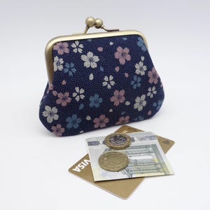 Porte-monnaie à fermoir rétro en tissu japonais Sakura bleu, rose et blanc crème, 2 sections de couleurs différentes pour cartes et monnaie