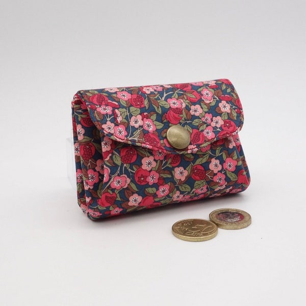 Monedero con 3 compartimentos en tejido Liberty, bolsillo para tarjetas - Flores y frutos rojos y rosas sobre fondo gris pizarra