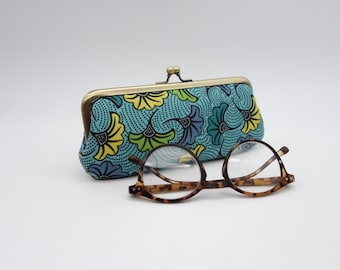 Étui à lunettes, trousse à fermoir, motif d'inspiration africaine, impression végétale stylisée vert, bleu et jaune,