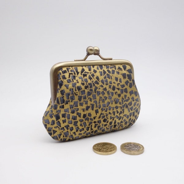 Porte-monnaie à fermoir, tissu doré et gris foncé, motifs inspirés de Klimt, 2 compartiments.