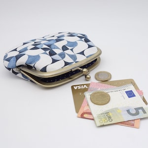 Porte-monnaie à fermoir métallique, popeline de coton renforcée, motif abstrait bleu et blanc, poches pour cartes et monnaie selon option