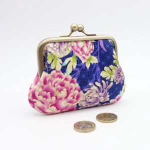 Porte-monnaie à fermoir retro, 2 sections pour cartes et monnaie, tissu japonais bleu, pivoines rose et violettes