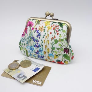 Mehrfarbige Geldbörse mit Retro-Verschluss, mit Wildblumen bedruckter Stoff, 2 Taschen in Kontrastfarben für Karten und Bargeld,