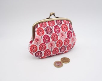 Porte-monnaie à 2 fermoirs gigogne, plumes de paon, tons rouges et rose, 3 compartiments et 1 poche pour cartes