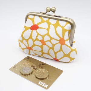 Petit porte-monnaie à fermoir métallique, marguerites sur fond jaune vif, 2 compartiments pour cartes et monnaie