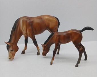 Lot of 2 Vintage Breyer Grazing Mare and Grazing Foal Bay