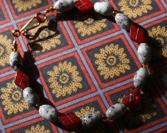 Pulsera de cuentas rojas y grises