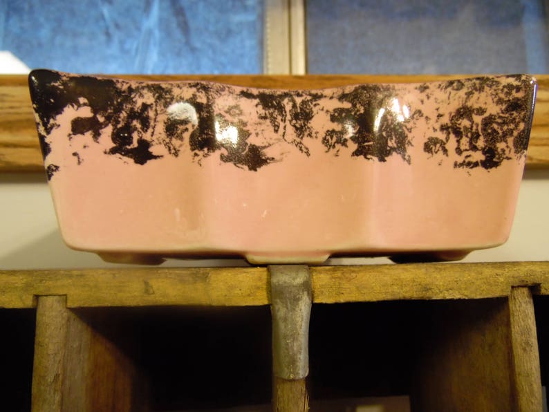 Vintage pottery planter pink and black scalloped edge