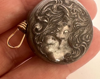 Art Nouveau Retractable Chain Compact or Chatelaine Case (c. 1903)