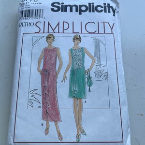 Peut inclure: Patron de couture Simplicity 8776 pour une robe rétro avec deux styles différents. Le patron comprend des instructions pour une longue robe rose avec un ourlet à volants et une robe plus courte, turquoise, avec un col perlé. Le patron est pour les tailles 12, 14 et 16.