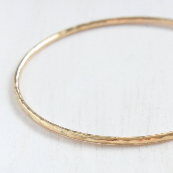 Bracelet en or, bracelet bangle martelé simple, remplissage en or 14 carats, bijoux faits à la main, cadeau pour elle, bracelet empilable minimaliste moderne