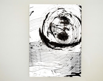 Op de afbeelding: Zwart-witte abstracte kunstprint met een draaiend ontwerp. De print is op een witte achtergrond en heeft een zwarte handtekening in de rechterbenedenhoek.