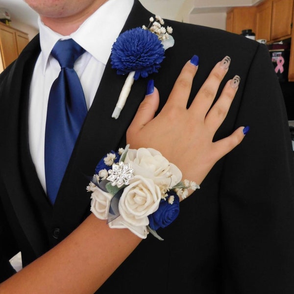 Bling It Up-Kollektion – Holzblumen-Boutonnière oder Diamant-Armband-Anstecknadel in Königsblau – oder wählen Sie Ihre Farbe