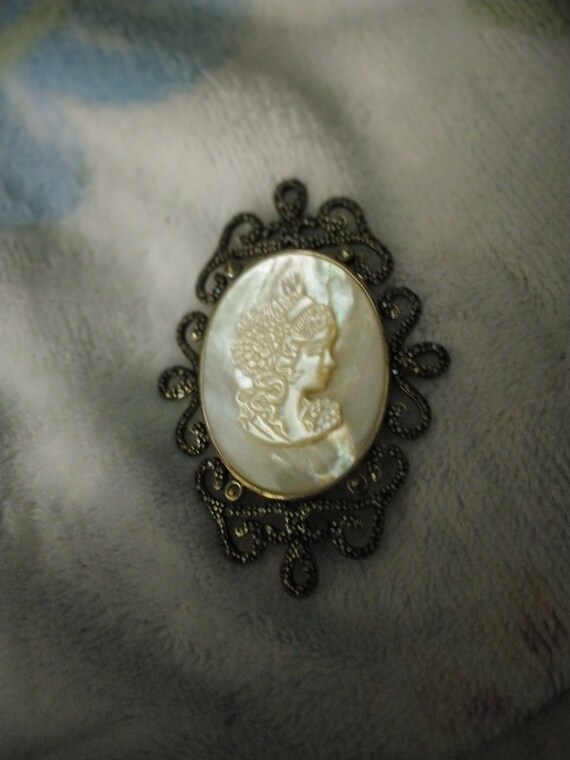 Gorgeous Mother of Pearl Cameo - image 4