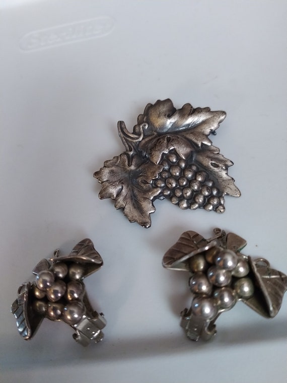 Pendant & Earrings with Grapes