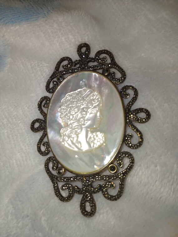 Gorgeous Mother of Pearl Cameo - image 6