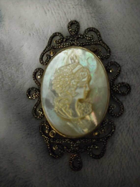 Gorgeous Mother of Pearl Cameo - image 7