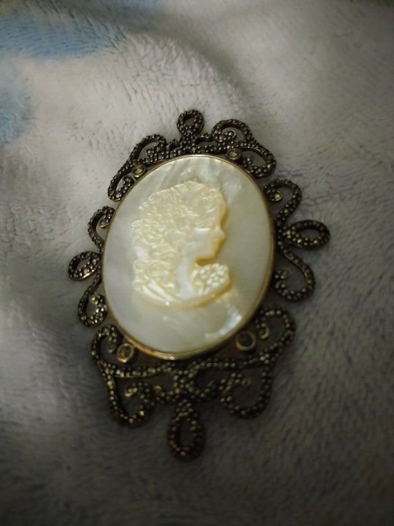 Gorgeous Mother of Pearl Cameo - image 5