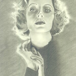 Peut inclure: Un dessin au crayon noir et blanc d'une femme aux cheveux courts et ondulés. Elle porte un pull à col roulé foncé et ses mains sont jointes devant elle. La femme a une expression sérieuse sur son visage.