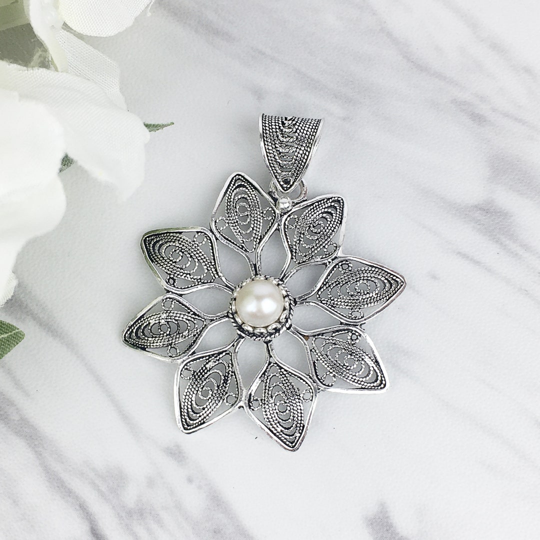 Pearl Pendant Necklace Gold Silver Plated Handmade Sweet Summer Resin Daisy Flower with Leaf, Silver